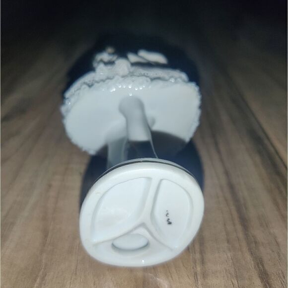 Porcelain Figurine Of Girl Wearing Dress With Hand - Picture 7 of 11